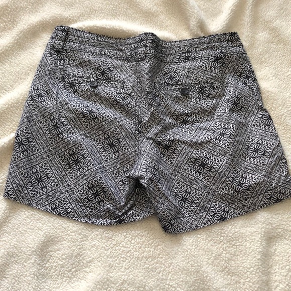 Banana Republic geometric print black/white shorts size 2 - Picture 3 of 3